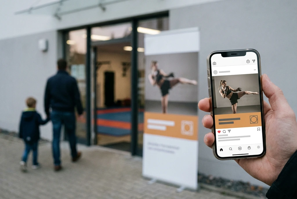 Dieselbe Kampagne als Roll-up-Banner vor dem Eingang der Schule und als Instagram-Post auf dem Smartphone